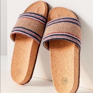 UO Sweater Pool Slide NWT 🌟